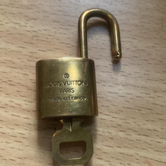 Authentic #303 Louis Vuitton lock and key - Picture 7 of 7